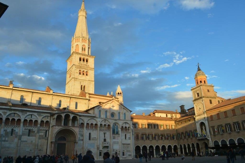 Duomo di Modena con visitatori e Piazza Grande